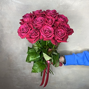 Букет 11 малиновых роз (50 см) в Москве