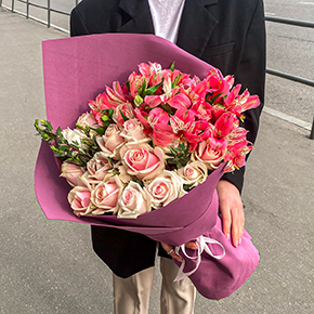 Тандем роз и альстромерий (50 см) в Москве