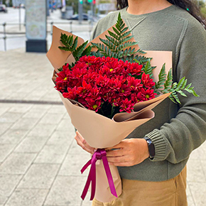 Букет алых хризантем  в Москве