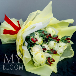 Желтый микс из ранункулюсов, роз и сортовых тюльпанов в Москве