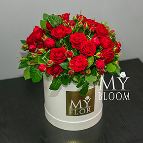 Кустовые розы в шляпной коробке (25 см) в Москве