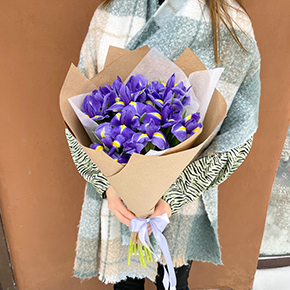 Букет из 15 ирисов в крафте в Москве