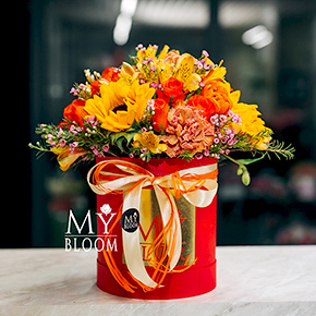 Шляпная коробка с подсолнухами, розами и альстромериями в Москве