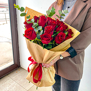 19 красных роз с эвкалиптом (45 см) в Москве