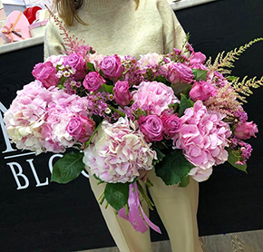 Букет гортензий и роз в оттенке малина (50 см) в Москве