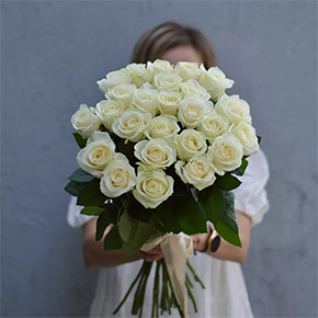 Букет из 25 белоснежных роз (70 см) в Москве