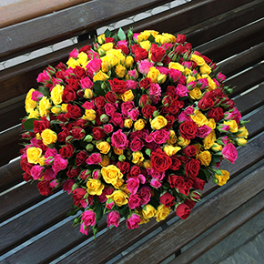 Букет-охапка кустовых роз в Москве