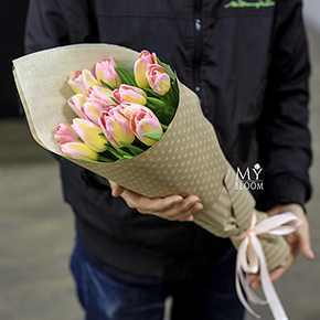 Букет из 15 розово-желтых тюльпанов в Москве