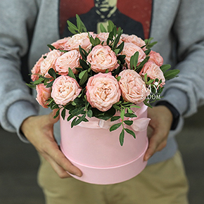 Шляпная коробками с кустовыми пионовидными розами Бомбастик (22 см) в Москве