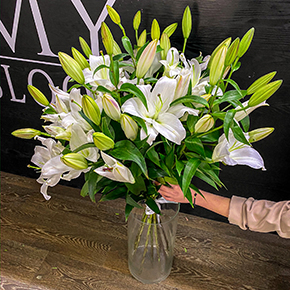 Букет 9 белых восточных лилий (80 см) в Москве