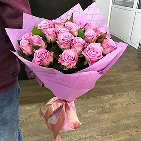 Букет 19 лиловых роз (50 см) в Москве