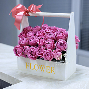 Кустовые пионовидные розы в деревянном ящике (30 см) в Москве