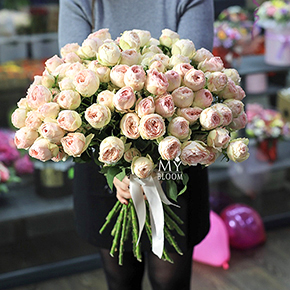 Букет из 25 кустовых пионовидных роз (50 см) в Москве