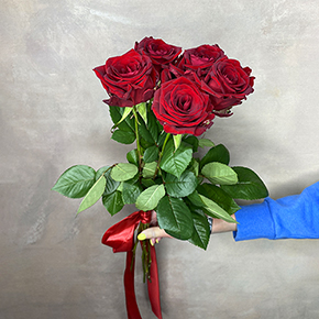Букетик из 5 красных розочек (50 см) в Москве