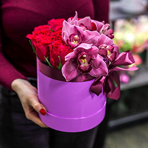 Розы и орхидеи в шляпной коробке (25 см) в Москве