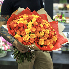 Букет 101 роза огненный микс (40 см) в Москве