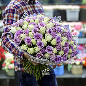 Букет 101 роза лиловая и белая микс (40 см) в Москве