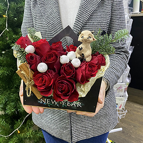 Новогодняя композиция из роз с символом года (18 см) в Москве