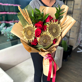 Букет из Рубиновых роз и золотых подсолнухов (50 см) в Москве