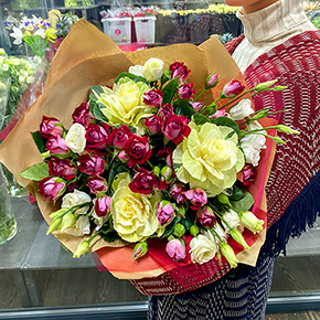 Микс красных кустовых роз, брассики и эустом в Москве