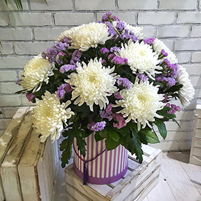 Огоромная шляпная коробка с хризантемами в Москве