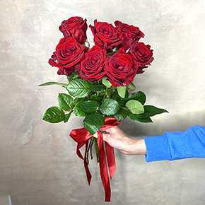 Букетик из 7 красных роз (50 см) в Москве