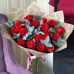 Букет красные розы с эвкалиптом (50 см) в Москве