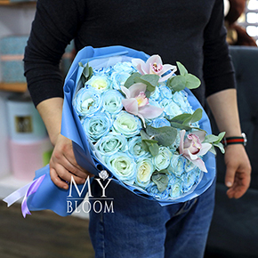 Букет из голубых роз с орхидеей (45 см) в Москве