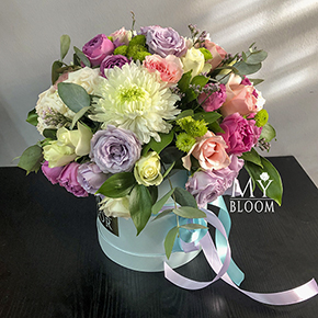 Большой розово-лиловый микс сортовых роз и хризантем (40 см) в Москве