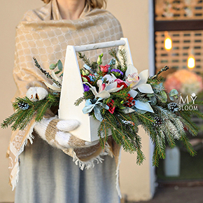 Зимняя композиция из роз и орхидей в деревянном ящике (25 см) в Москве