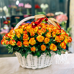 101 желто-красная роза в корзине (40 см) в Москве