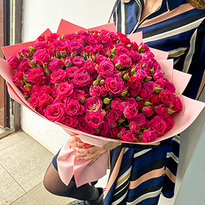 Букет из 25 малиновых кустовых роз (50 см) в Москве
