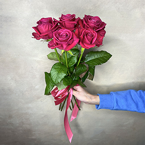 Букетик 5 малиновых розочек (50 см) в Москве