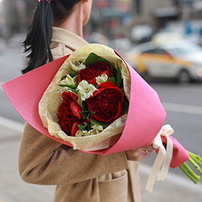 Букет пионов и альстрамерий Черри (50 см) в Москве