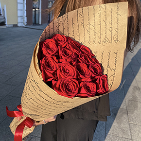 Букет 15 красных роз в крафте (50см) в Москве