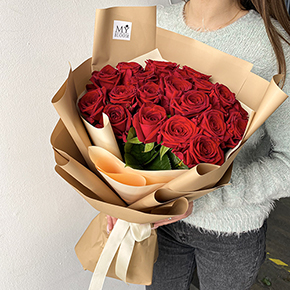 Букет 21 красная роза Ред Наоми (50см) в Москве