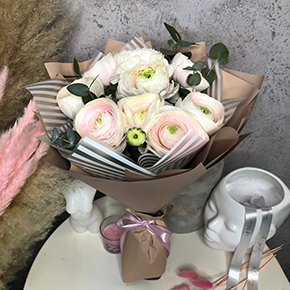 Букет розовых ранункулюсов в Москве