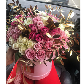 Большой розовый микс с золотыми ветками в шляпной коробке в Москве