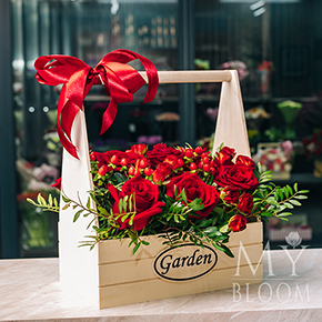 Ассорти роз в деревянном ящике с ручкой (35 см) в Москве