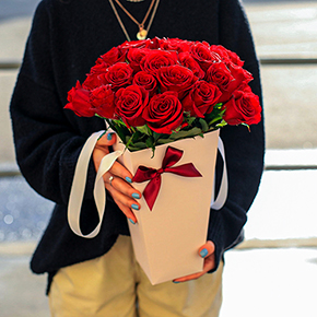 Букет 25 красных Кенийских роз в коробке трапеция (35 см) в Москве
