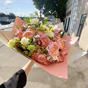 Розы Джульетта с орхидеей и эустомой в Москве