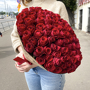 Букет 101 красная роза Кения в крафте (40 см) в Москве