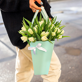 Букет 25 белых тюльпанов в коробке трапеция в Москве