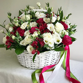 Корзина микс из роз, эустом и альстромерий в Москве