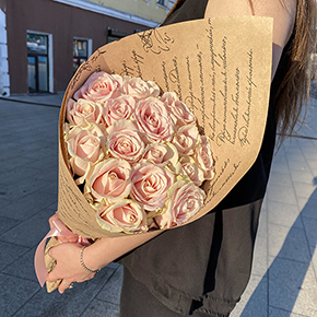 Букет из 15 розовых роз в крафте (50см) в Москве