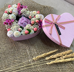 Подарок с ароматической свечой и живыми цветами "От всего сердца" в Москве