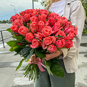 Букет 51 роза коралл (50 см) в Москве