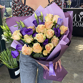 Персиковые розы и чернильные эустомы (50 см) в Москве