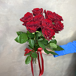 Букет 9 красных розочек (50 см) в Москве