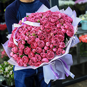 Букет 101 кустовая пионовидная роза Мисти Бабллс (50 см) в Москве